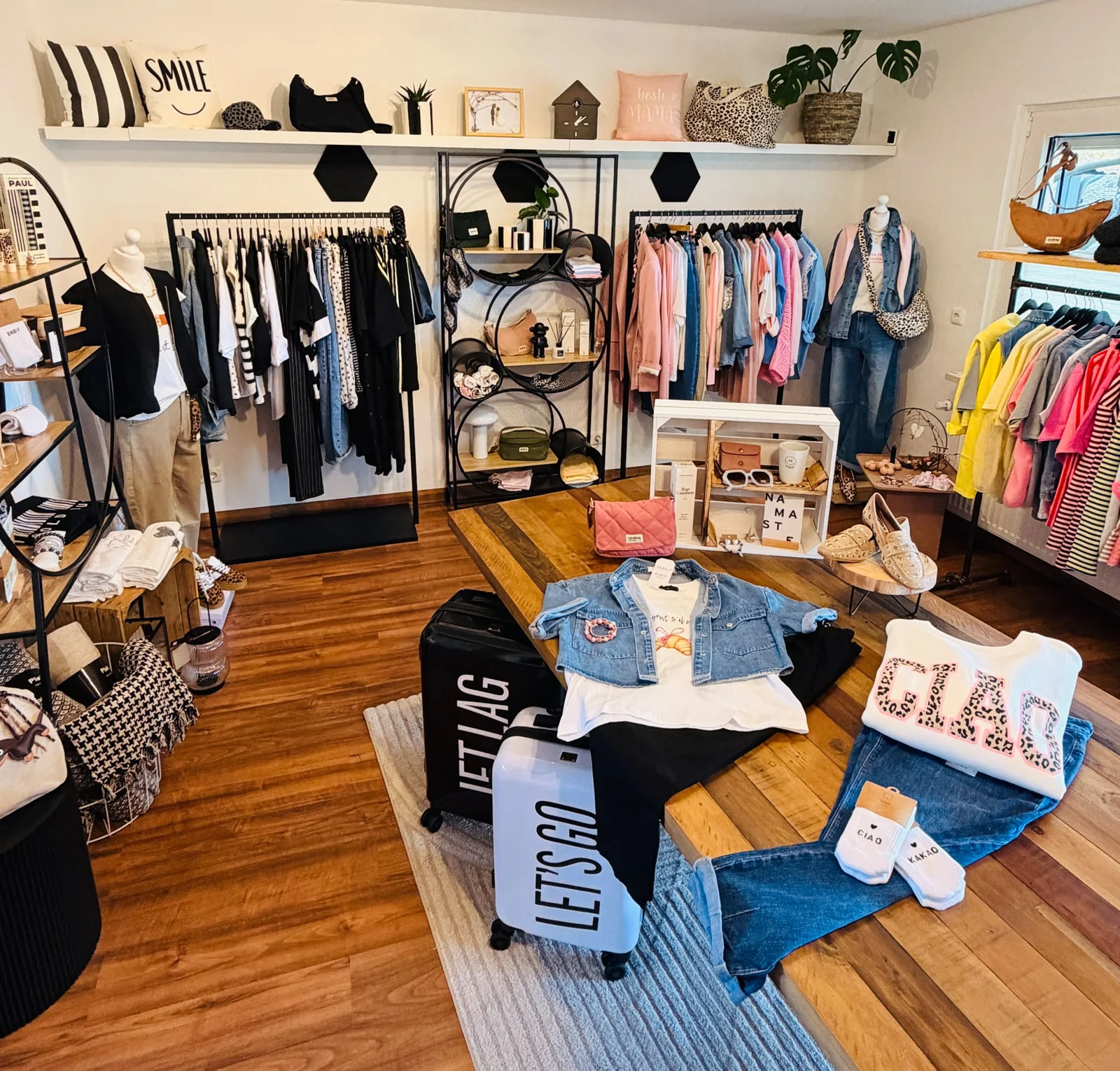 Einblick in das echte Blickstück-Ladengeschäft mit Fashion, Taschen und Accessoires